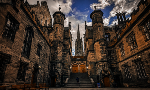 Edimburgo sembra una città rimasta indietro nel tempo. E forse è proprio per questo che mi è entrata nel cuore