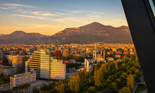 Tirana: gratitudine vera, città da dimenticare