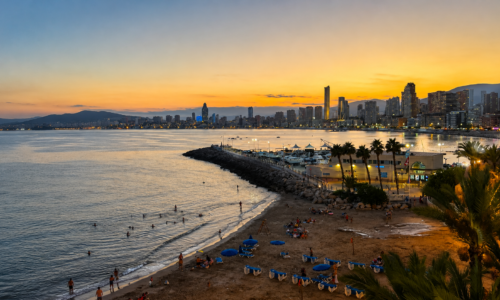 Benidorm è un tuffo negli anni ’80 con lo skyline del futuro
